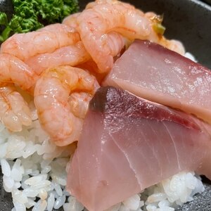 美味しいですね～Ψ( 'ч' ☆)刺身を乗せ海鮮丼